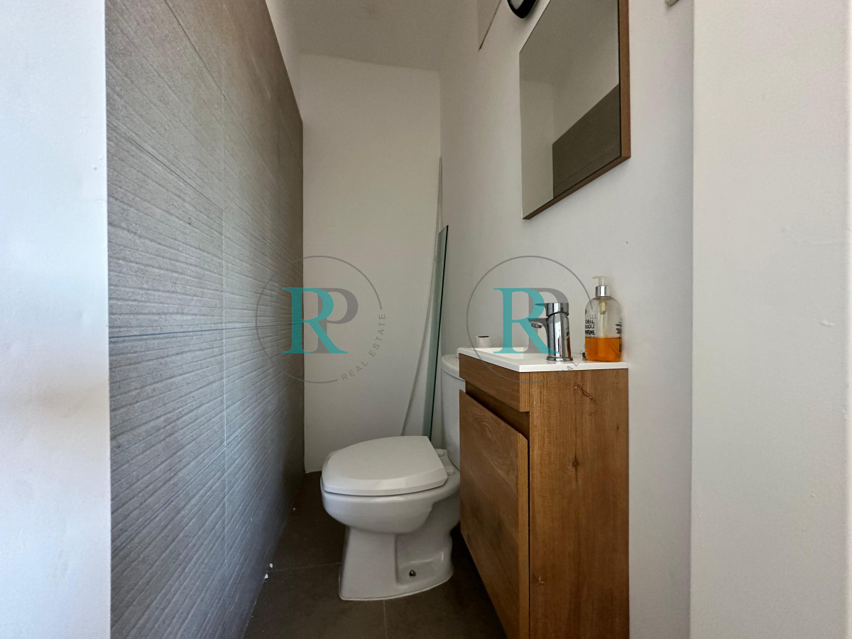 Apartamento ID.2407 - Apartamento de dos dormitorios y dependencia de servicio en venta en Punta del Este