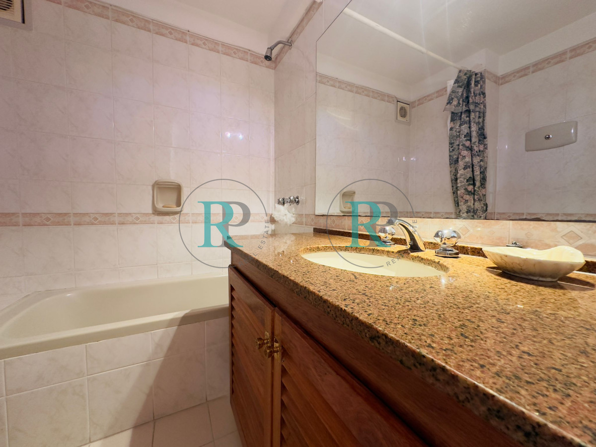 Apartamento ID.1860 - Apto en venta de 2 dormitorios, 2 baños, Punta del este. 