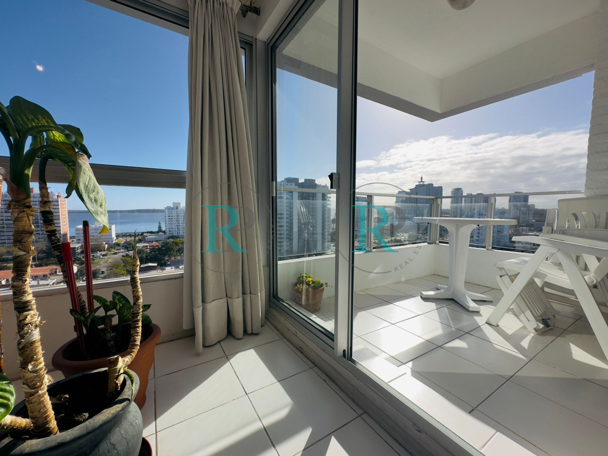 Apartamento ID.1860 - Apto en venta de 2 dormitorios, 2 baños, Punta del este. 
