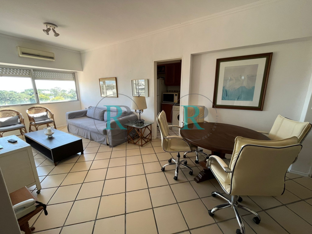 Apartamento ID.2445 - Alquiler y venta de apartamento de dos dormitorios en Punta del Este