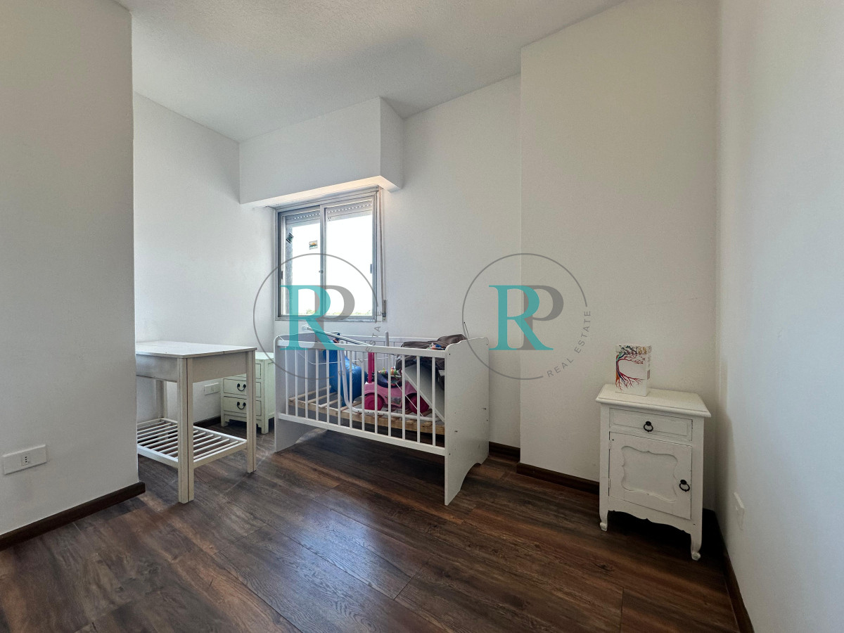 Apartamento ID.2407 - Apartamento de dos dormitorios y dependencia de servicio en venta en Punta del Este