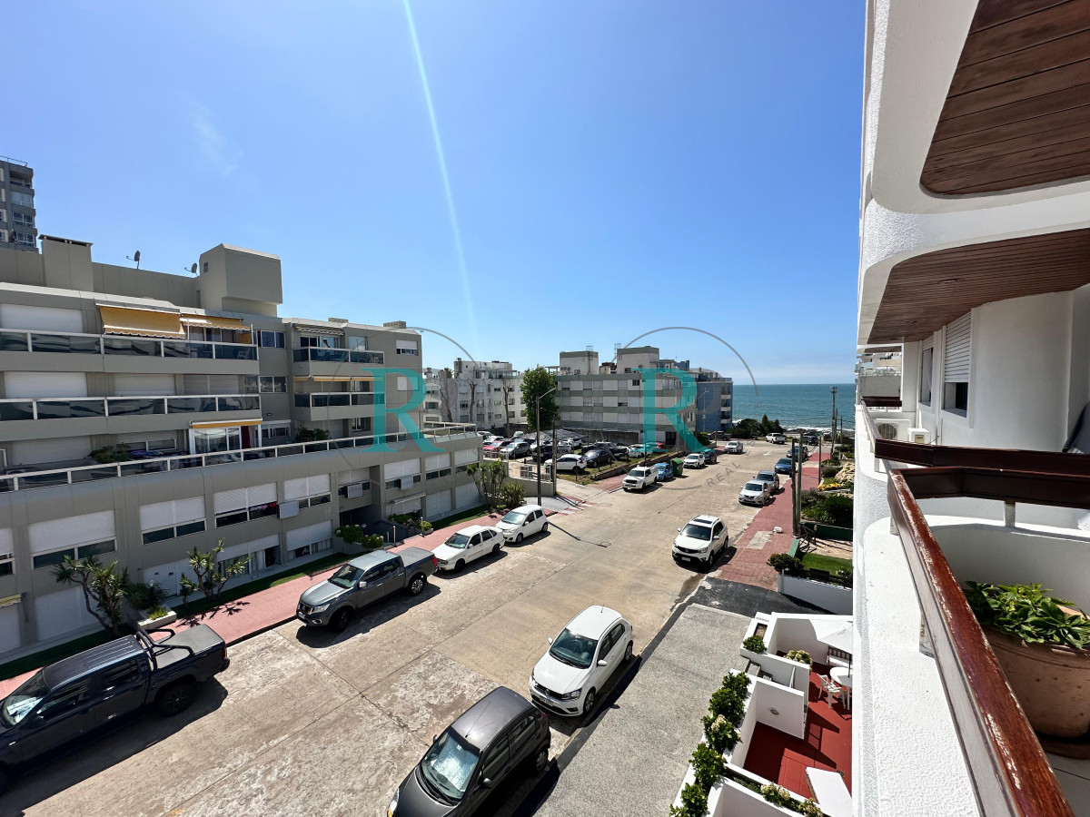 Apartamento ID.2444 - Apartamento de dos dormitorios en venta en Punta del Este.-