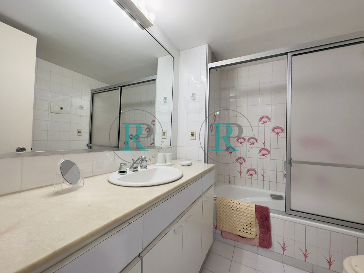 Apartamento ID.1503 - Venta de apartamento de 3 dormitorios y dep. de servicio en Punta del Este