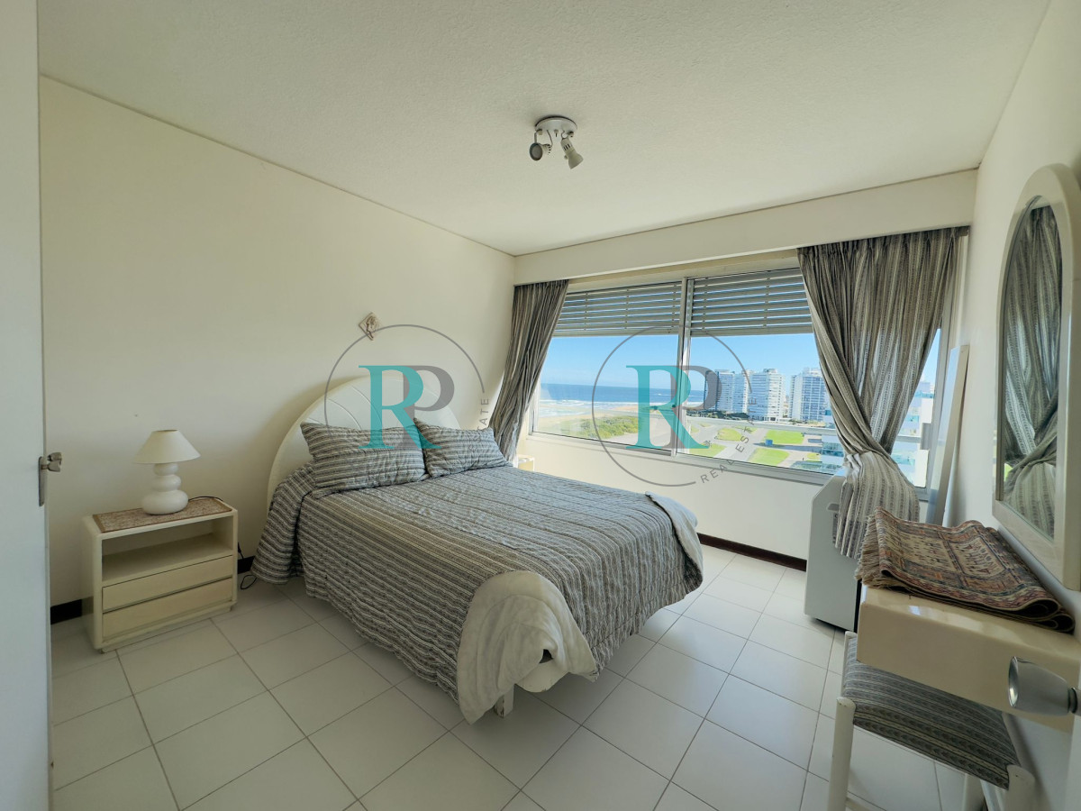 Apartamento ID.1503 - Venta de apartamento de 3 dormitorios y dep. de servicio en Punta del Este