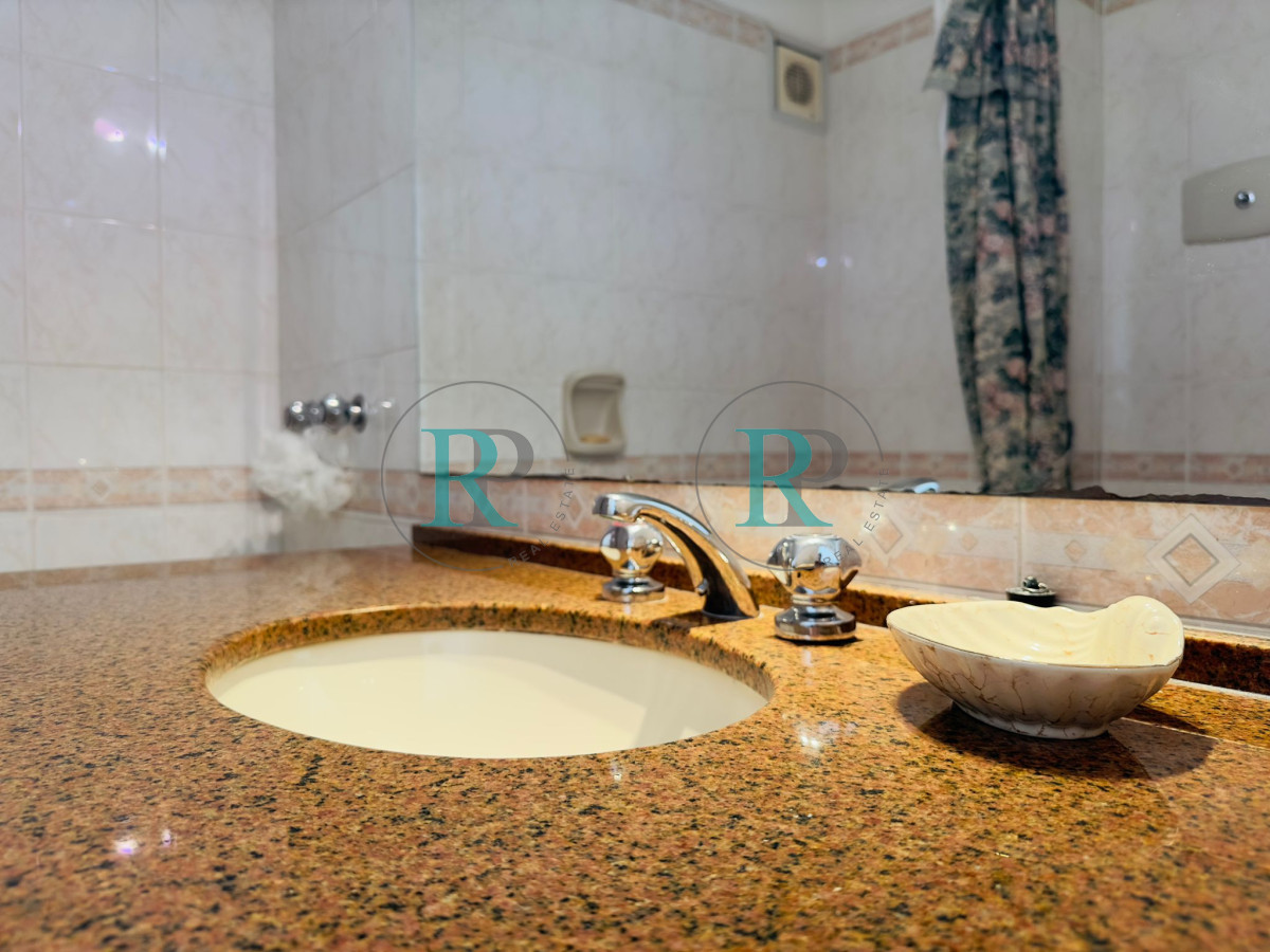 Apartamento ID.1860 - Apto en venta de 2 dormitorios, 2 baños, Punta del este. 