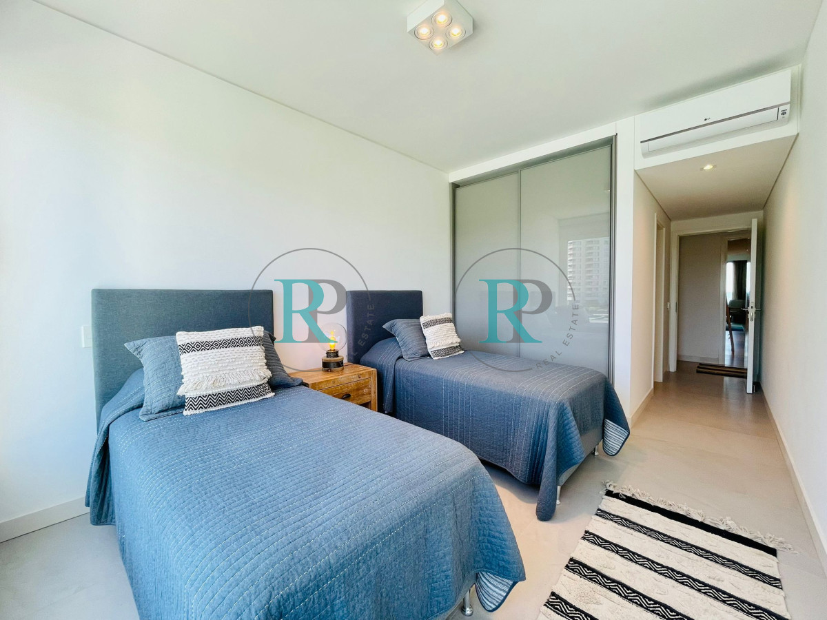 Apartamento ID.1376 - Alquiler  y venta de apartamento de 3 dormitorios en Punta del Este 