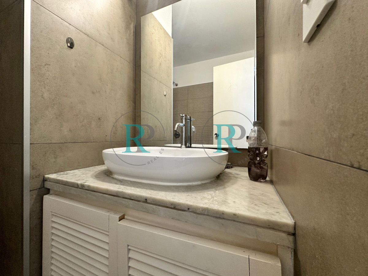 Apartamento ID.2407 - Apartamento de dos dormitorios y dependencia de servicio en venta en Punta del Este