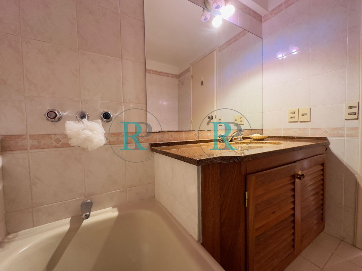 Apartamento ID.1860 - Apto en venta de 2 dormitorios, 2 baños, Punta del este. 
