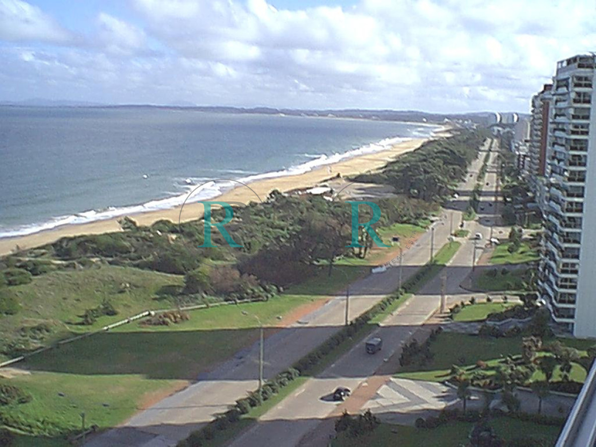 Apartamento ID.1667 -  Apartamento en venta de tres dormitorios en Punta del Este