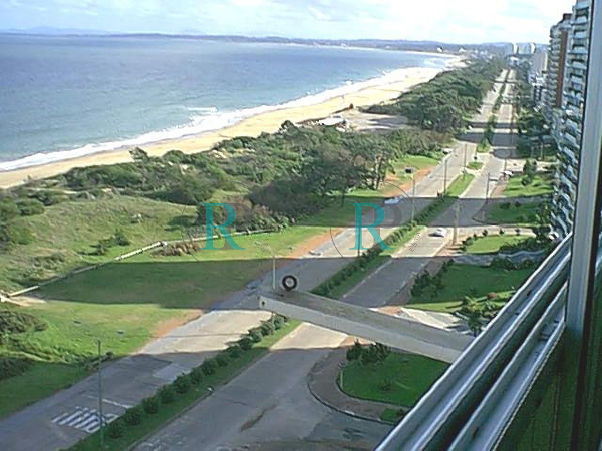Apartamento ID.1667 -  Apartamento en venta de tres dormitorios en Punta del Este