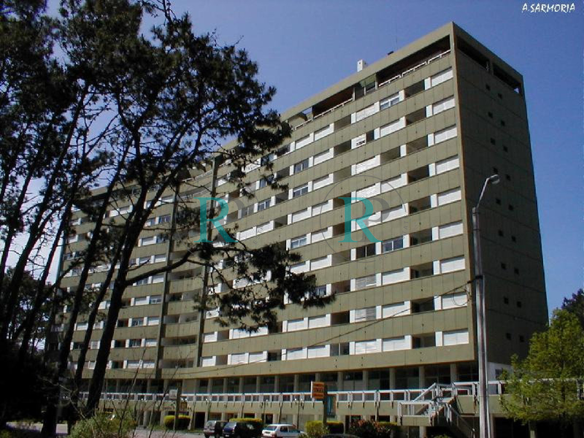 Apartamento ID.2445 - Alquiler y venta de apartamento de dos dormitorios en Punta del Este