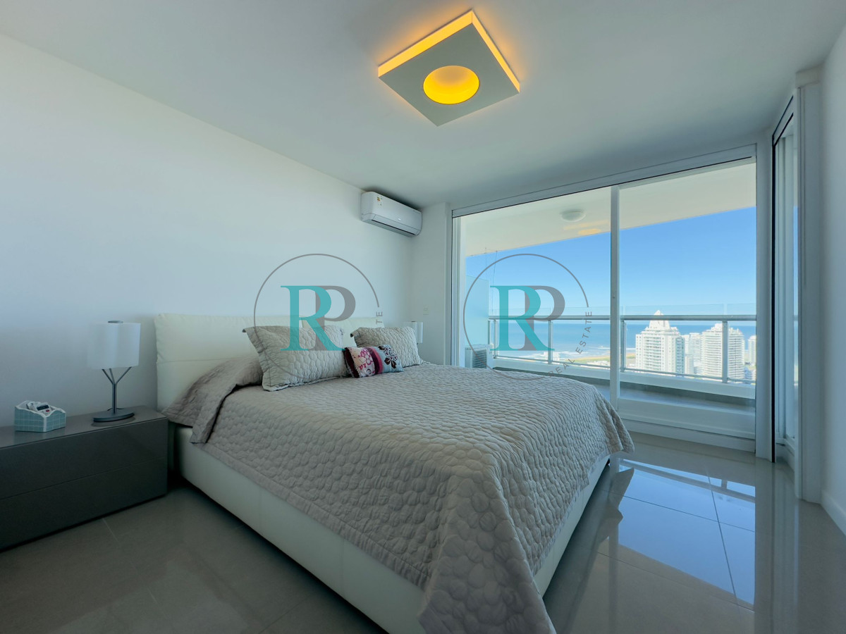 Apartamento ID.1700 - Penthouse en VENTA, 3 dormitorios en suite + Dependencia, vista 180°.