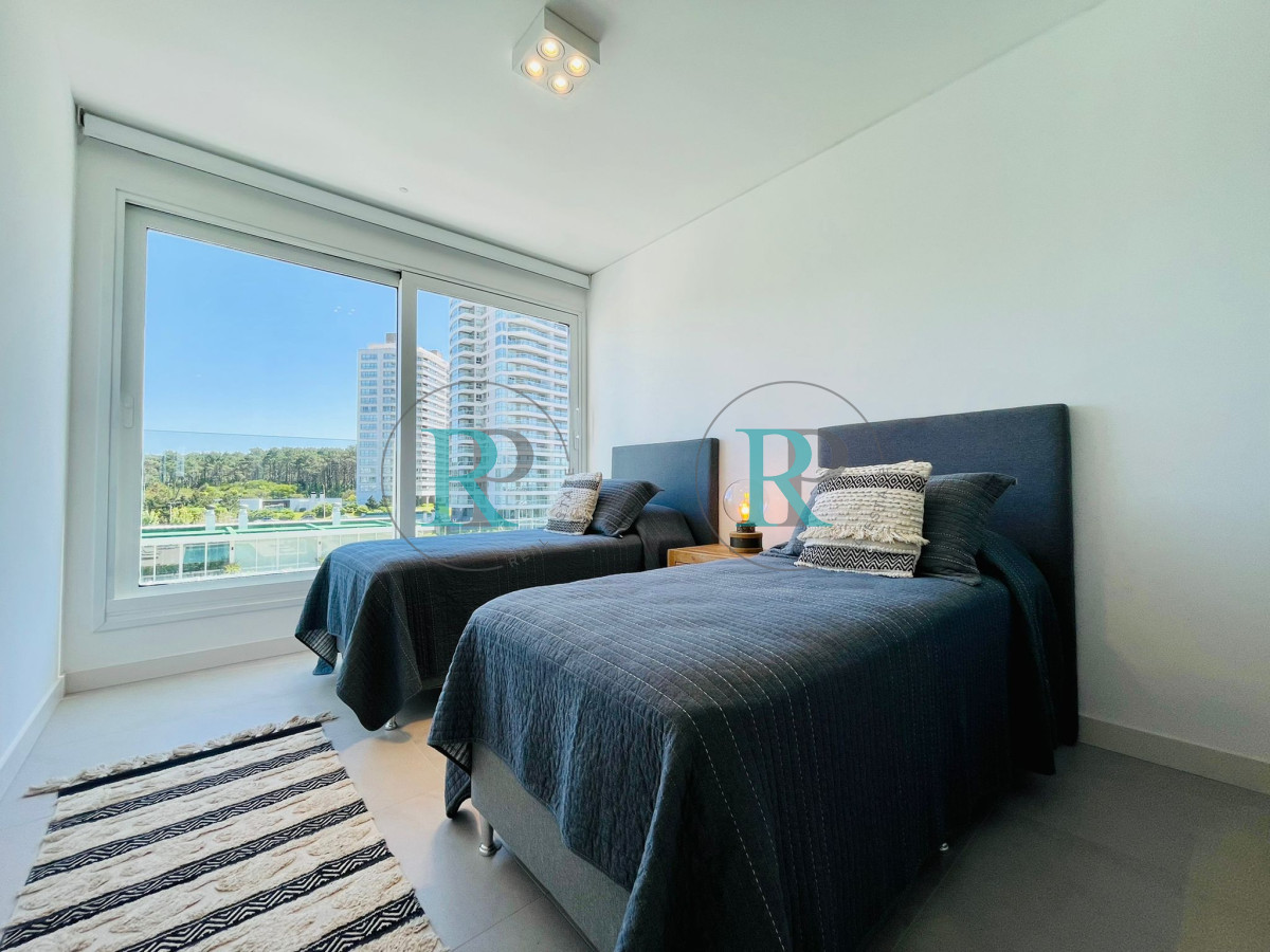 Apartamento ID.1376 - Alquiler  y venta de apartamento de 3 dormitorios en Punta del Este 