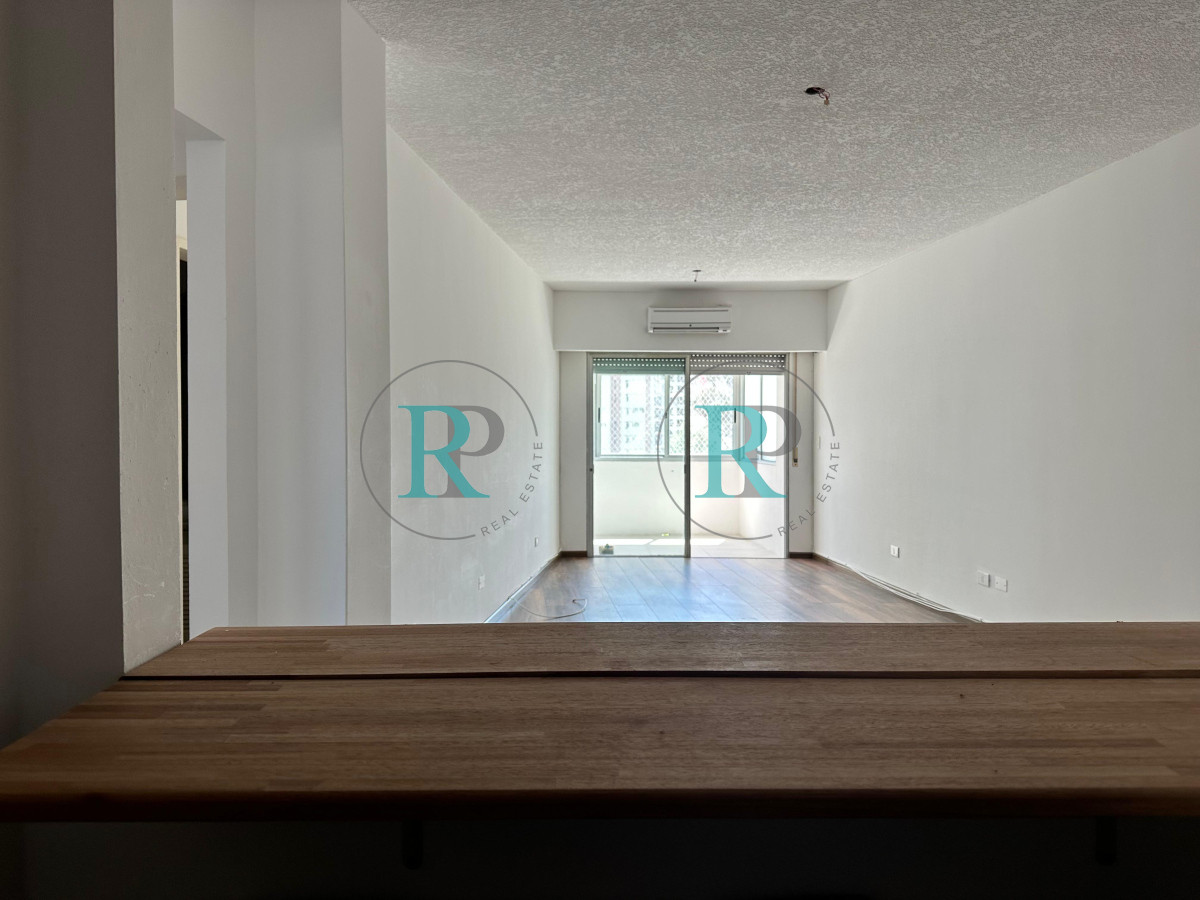 Apartamento ID.2407 - Apartamento de dos dormitorios y dependencia de servicio en venta en Punta del Este
