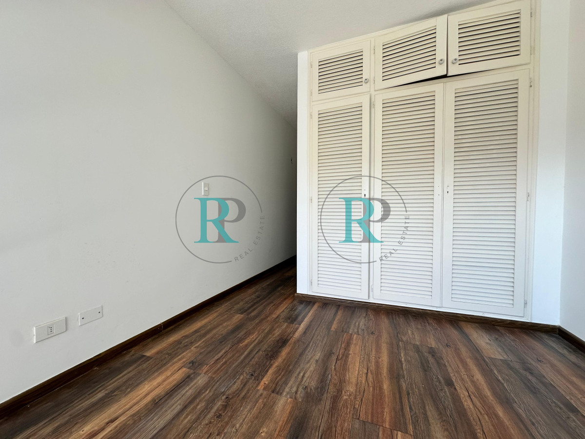 Apartamento ID.2407 - Apartamento de dos dormitorios y dependencia de servicio en venta en Punta del Este