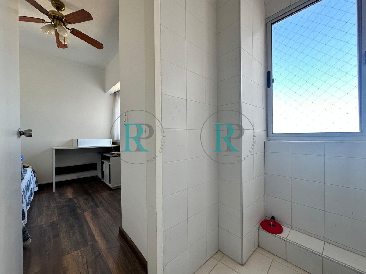 Apartamento ID.2407 - Apartamento de dos dormitorios y dependencia de servicio en venta en Punta del Este