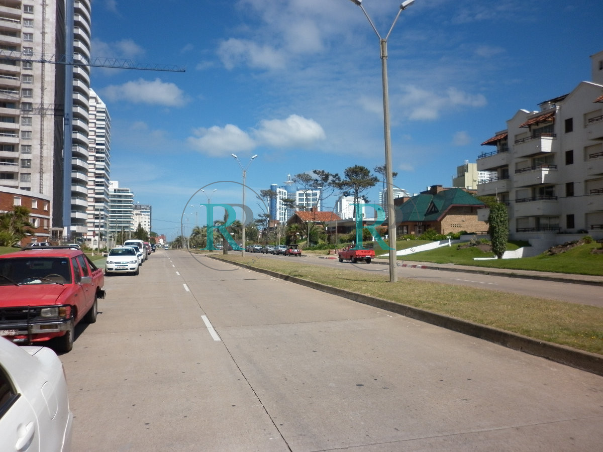 Apartamento ID.892 - Venta Y Alquiler de apartamento de dos dormitorios en Punta del Este