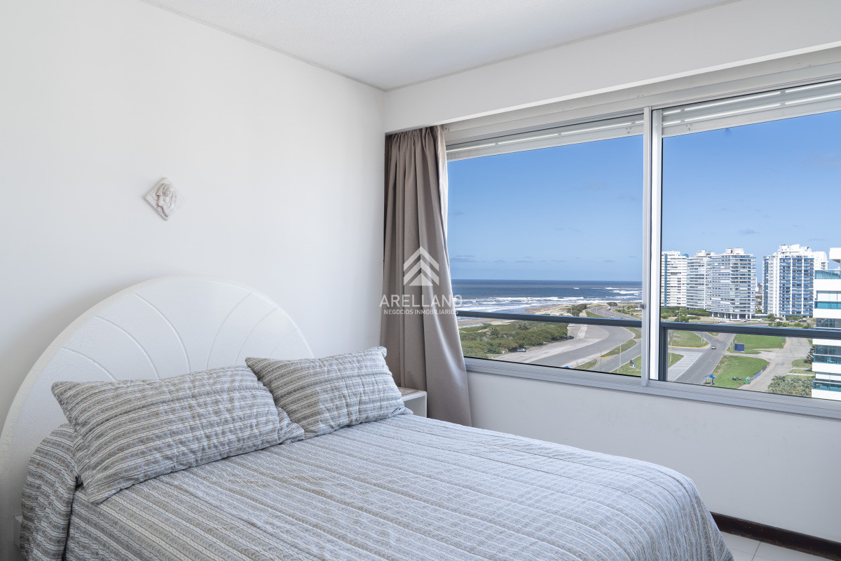 Apartamento ID.2775 - Venta de apartamento de 3 dormitorios y dep. de servicio en Punta del Este