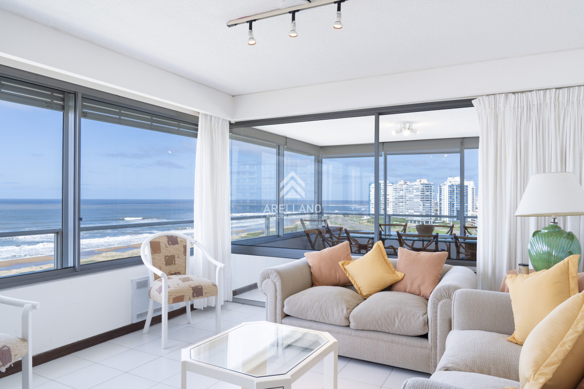 Apartamento ID.2775 - Venta de apartamento de 3 dormitorios y dep. de servicio en Punta del Este