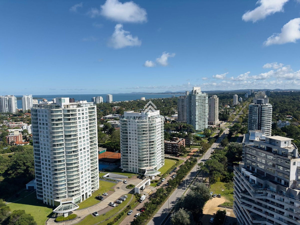 Apartamento ID.3260 - Penthouse en VENTA, 3 dormitorios en suite + Dependencia, vista 180°.