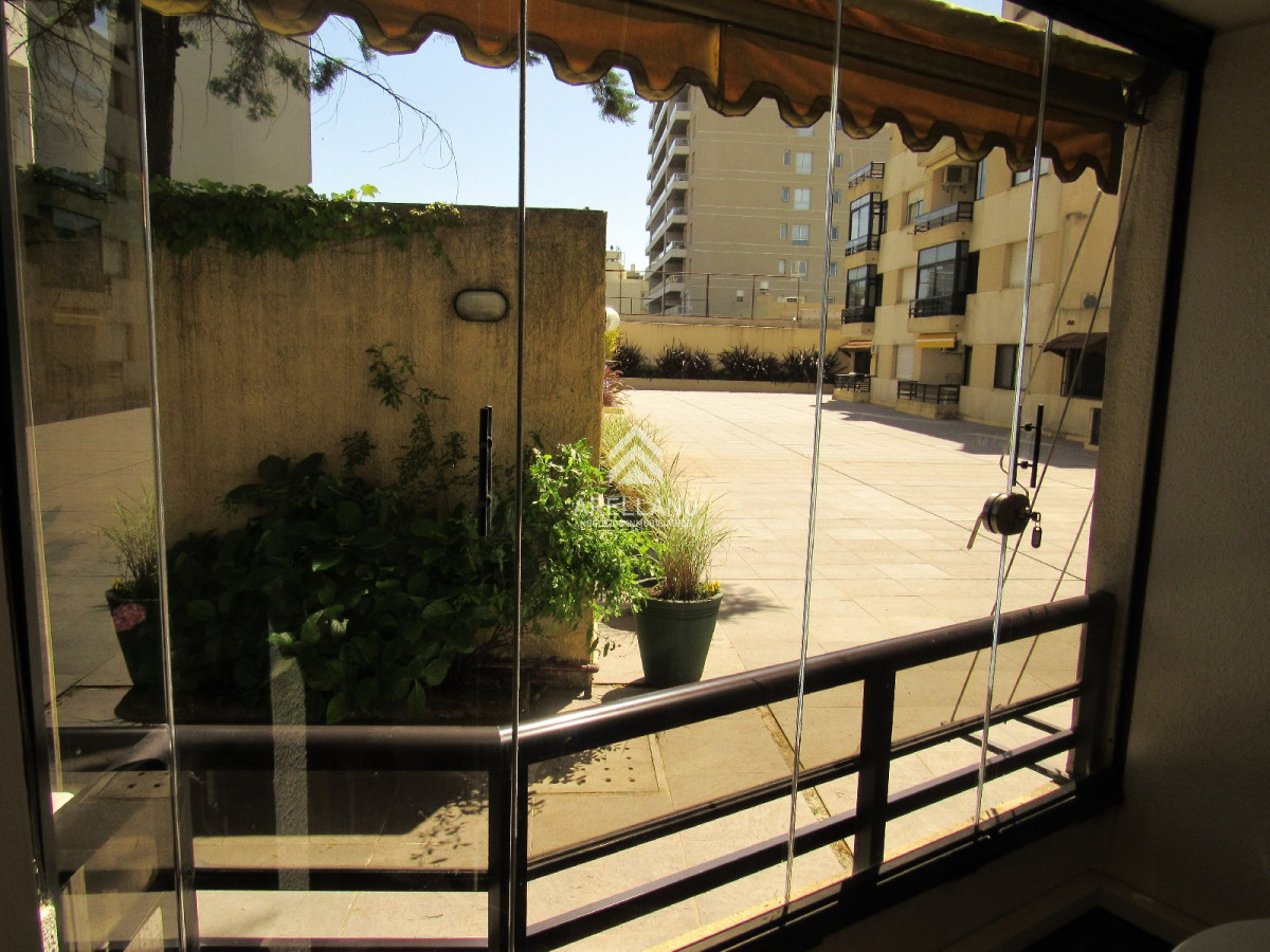 Apartamento ID.5316 - Venta apartamento 3 dormitorios en playa brava con parrillero y dos garages