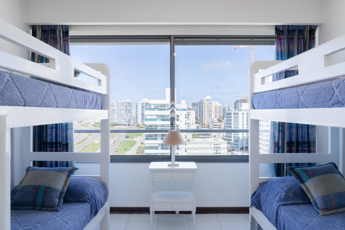 Apartamento ID.2775 - Venta de apartamento de 3 dormitorios y dep. de servicio en Punta del Este