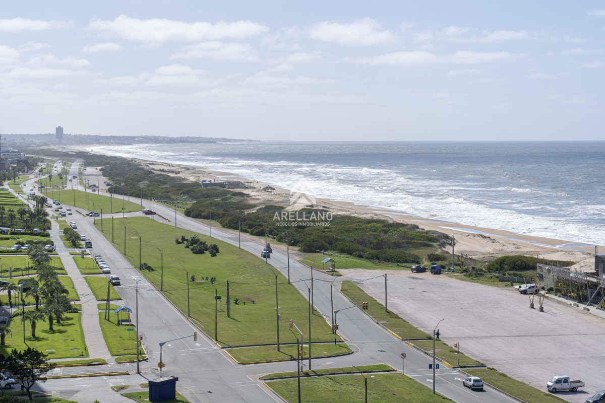 Apartamento ID.2775 - Venta de apartamento de 3 dormitorios y dep. de servicio en Punta del Este