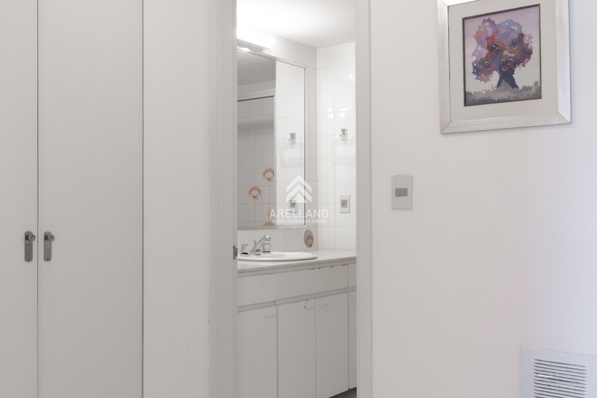 Apartamento ID.2775 - Venta de apartamento de 3 dormitorios y dep. de servicio en Punta del Este