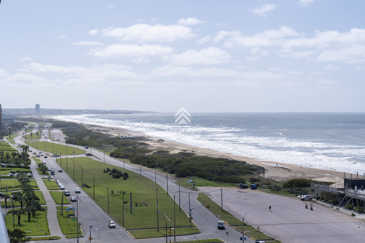Apartamento ID.2775 - Venta de apartamento de 3 dormitorios y dep. de servicio en Punta del Este