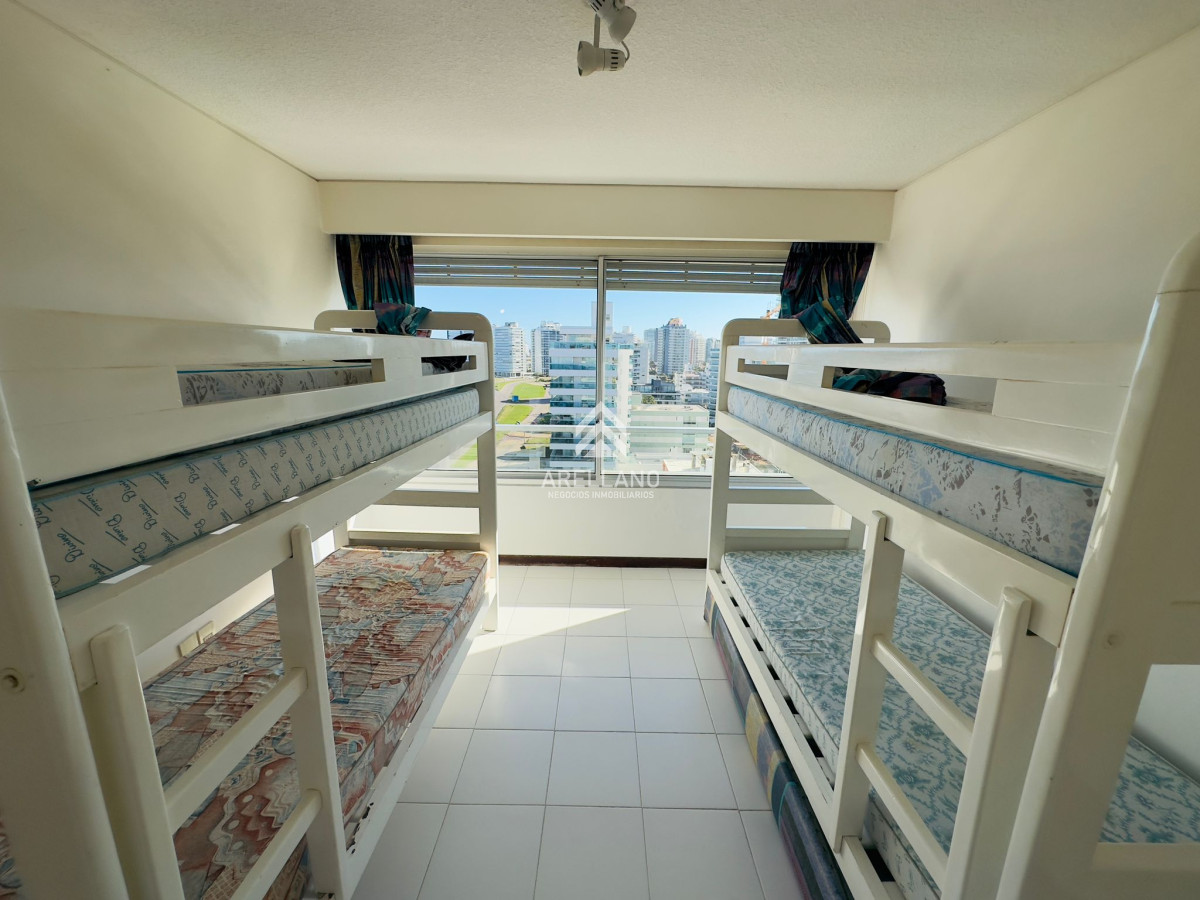 Apartamento ID.2775 - Venta de apartamento de 3 dormitorios y dep. de servicio en Punta del Este