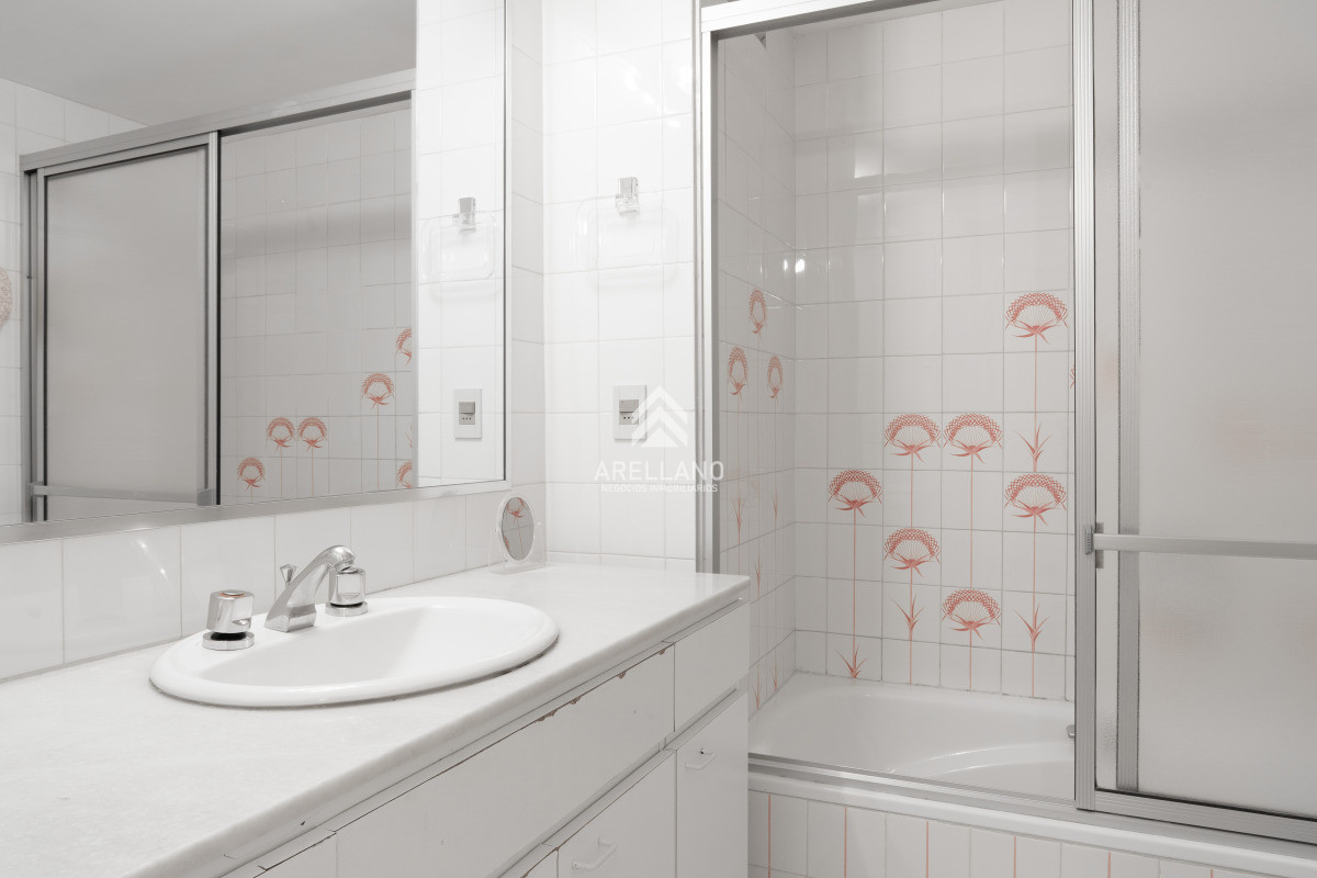 Apartamento ID.2775 - Venta de apartamento de 3 dormitorios y dep. de servicio en Punta del Este