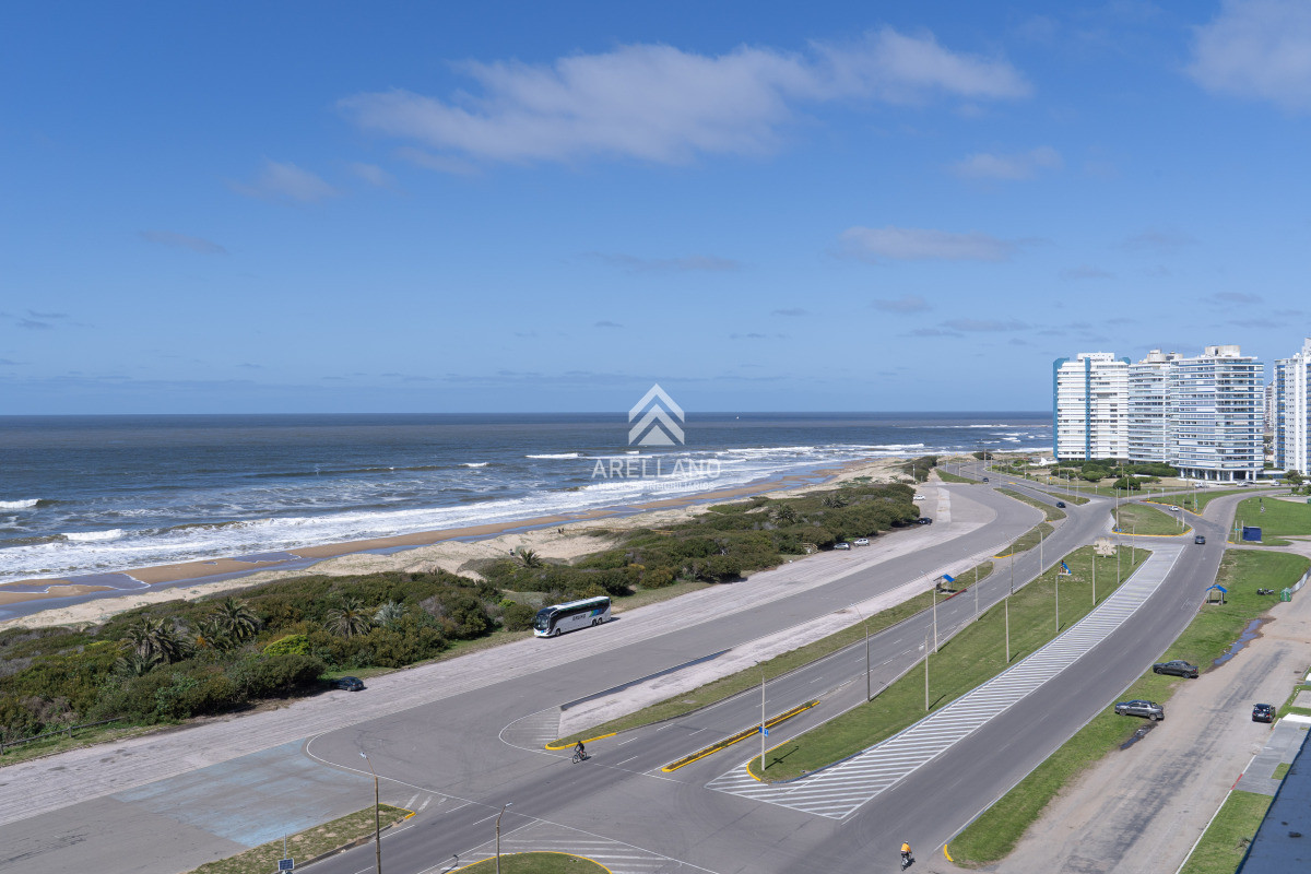 Apartamento ID.2775 - Venta de apartamento de 3 dormitorios y dep. de servicio en Punta del Este
