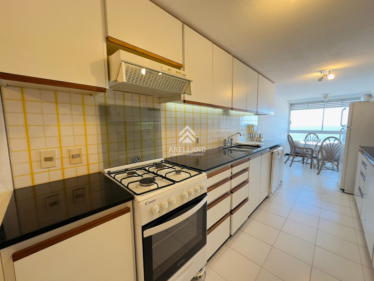 Apartamento ID.2775 - Venta de apartamento de 3 dormitorios y dep. de servicio en Punta del Este