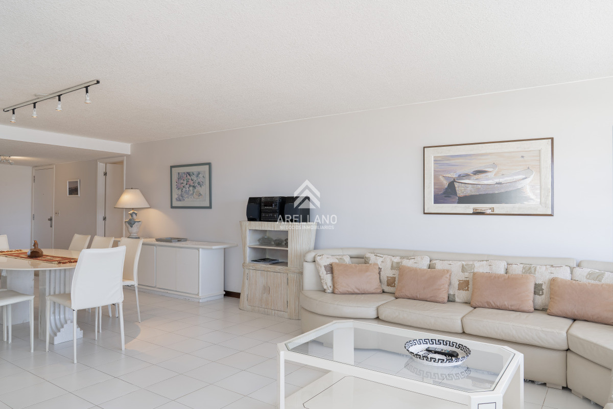 Apartamento ID.2775 - Venta de apartamento de 3 dormitorios y dep. de servicio en Punta del Este