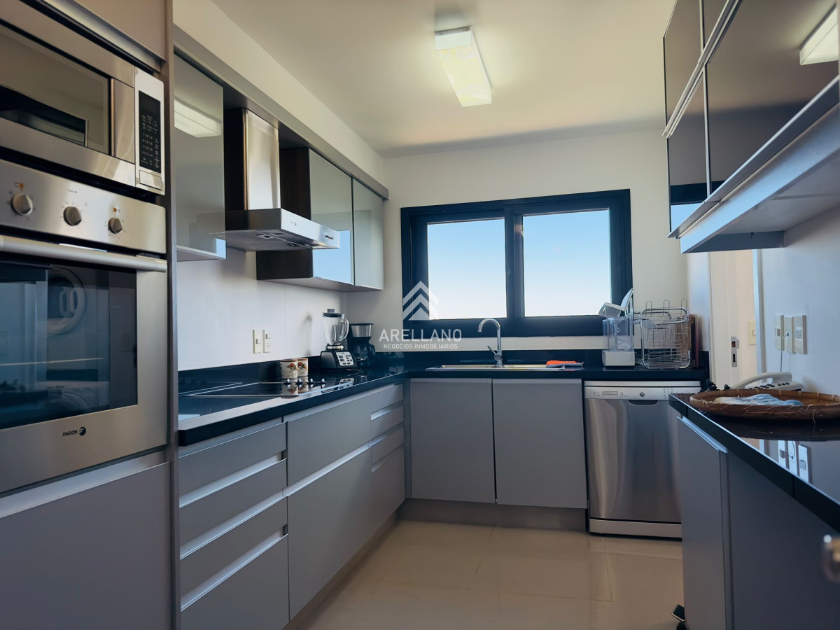 Apartamento ID.3260 - Penthouse en VENTA, 3 dormitorios en suite + Dependencia, vista 180°.