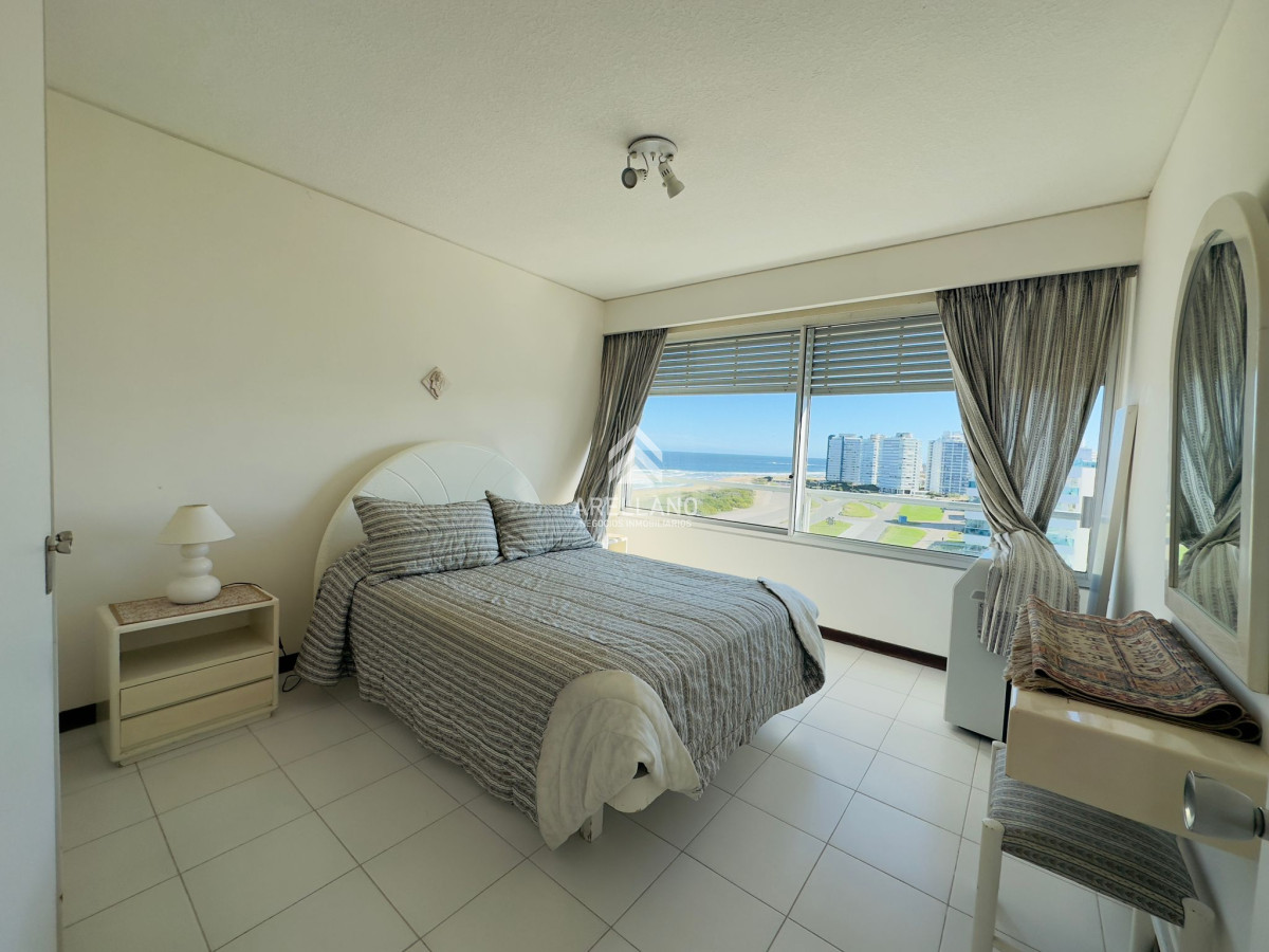 Apartamento ID.2775 - Venta de apartamento de 3 dormitorios y dep. de servicio en Punta del Este