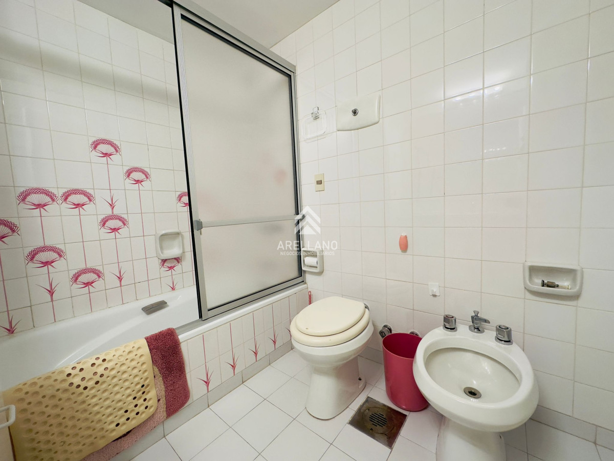 Apartamento ID.2775 - Venta de apartamento de 3 dormitorios y dep. de servicio en Punta del Este