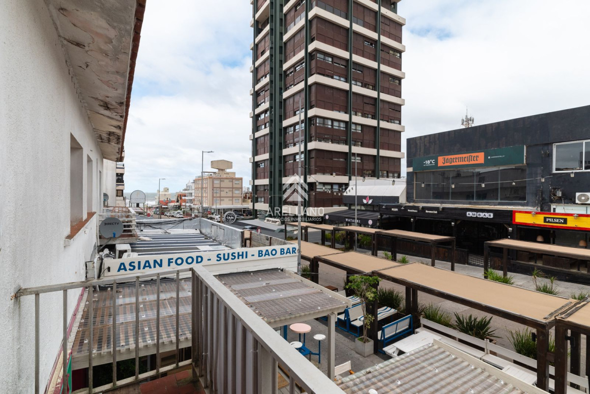 Apartamento ID.4945 - Apartamento en venta de 3 dormitorios y dependencia de servicio en Punta del Este