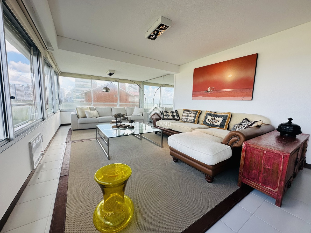 Apartamento ID.5553 - Alquiler y venta de apartamento 3 dorm. mas dep. playa brava