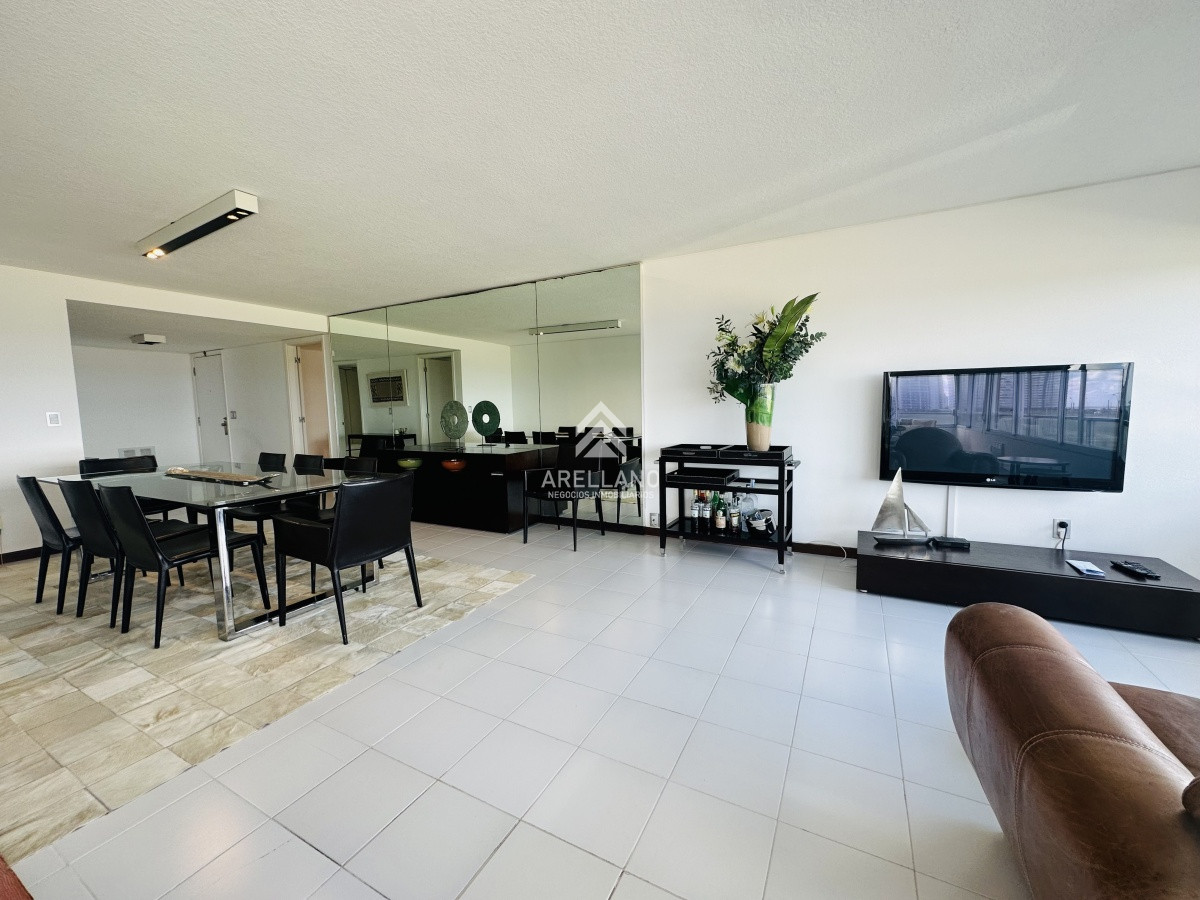 Apartamento ID.5553 - Alquiler y venta de apartamento 3 dorm. mas dep. playa brava