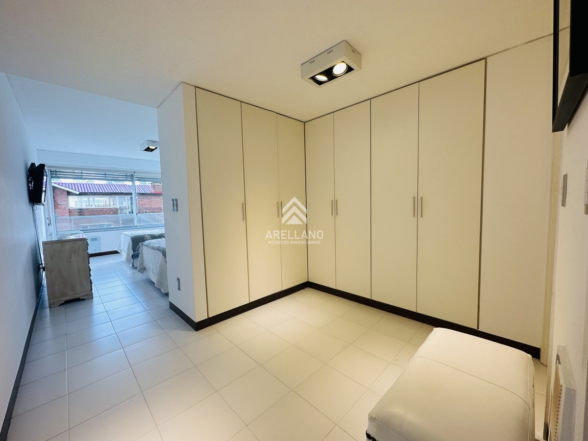 Apartamento ID.5553 - Alquiler y venta de apartamento 3 dorm. mas dep. playa brava