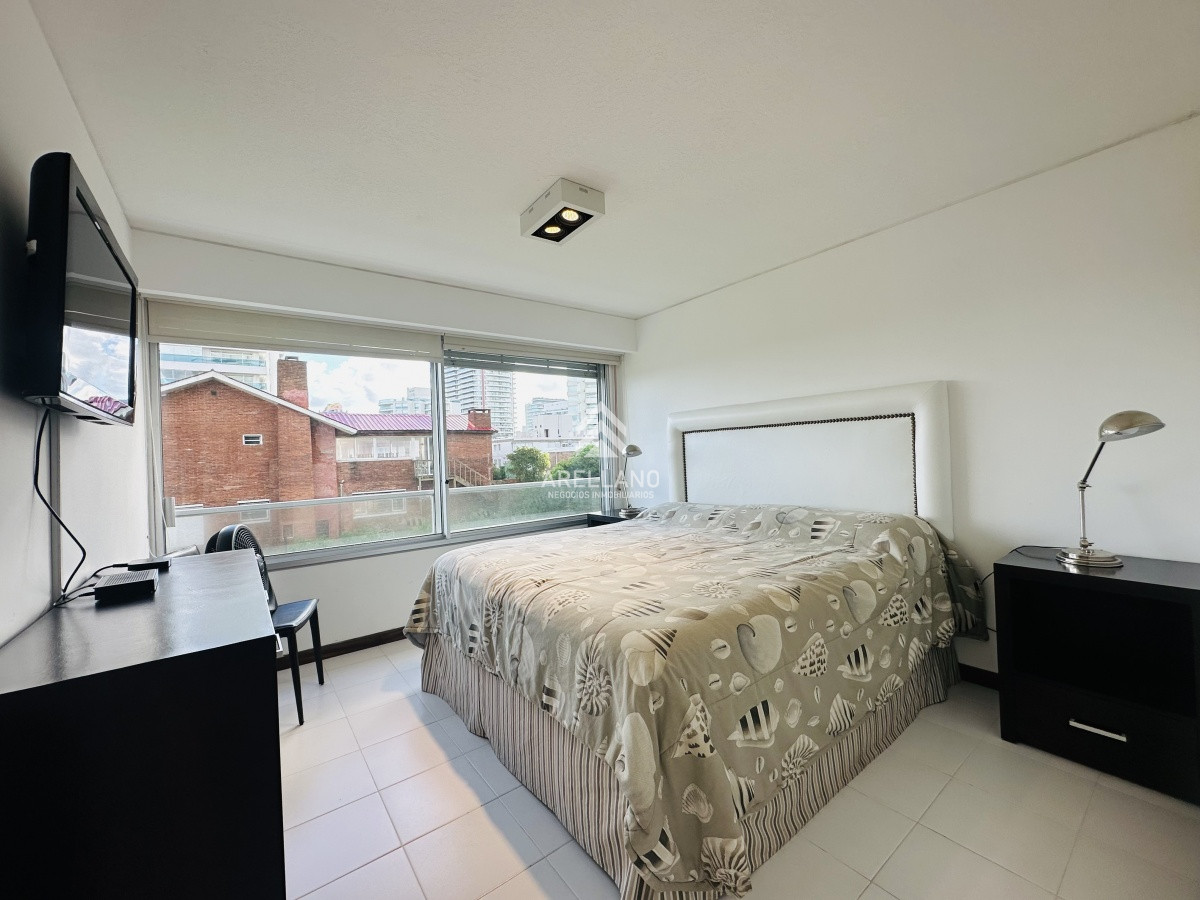 Apartamento ID.5553 - Alquiler y venta de apartamento 3 dorm. mas dep. playa brava