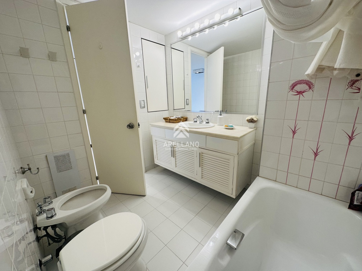 Apartamento ID.5553 - Alquiler y venta de apartamento 3 dorm. mas dep. playa brava