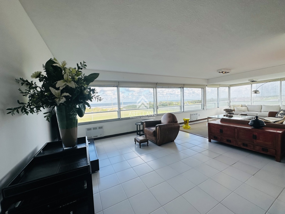 Apartamento ID.5553 - Alquiler y venta de apartamento 3 dorm. mas dep. playa brava