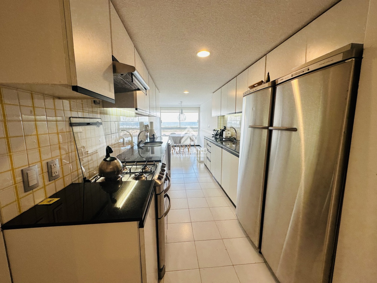 Apartamento ID.5553 - Alquiler y venta de apartamento 3 dorm. mas dep. playa brava