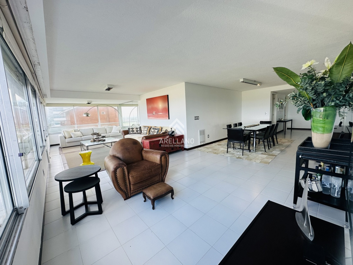 Apartamento ID.5553 - Alquiler y venta de apartamento 3 dorm. mas dep. playa brava