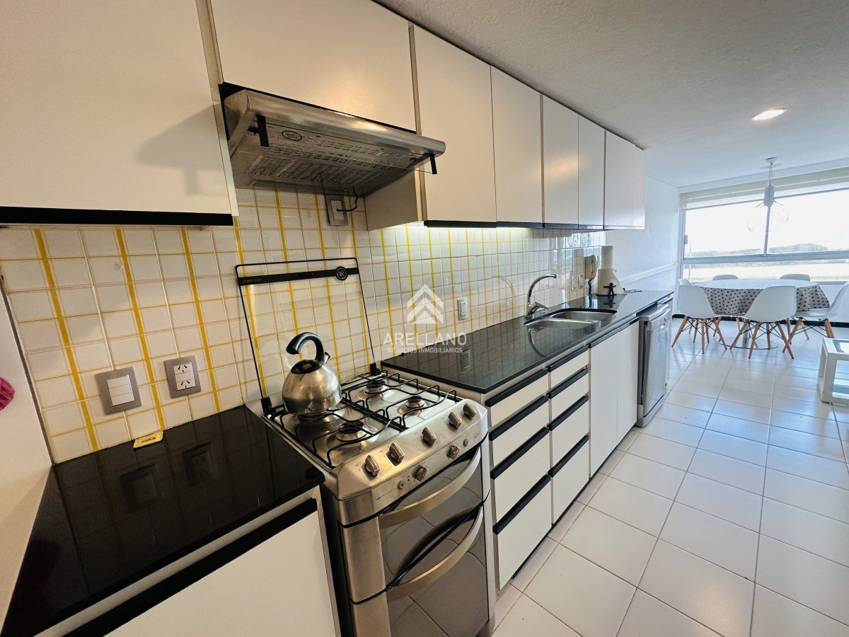 Apartamento ID.5553 - Alquiler y venta de apartamento 3 dorm. mas dep. playa brava