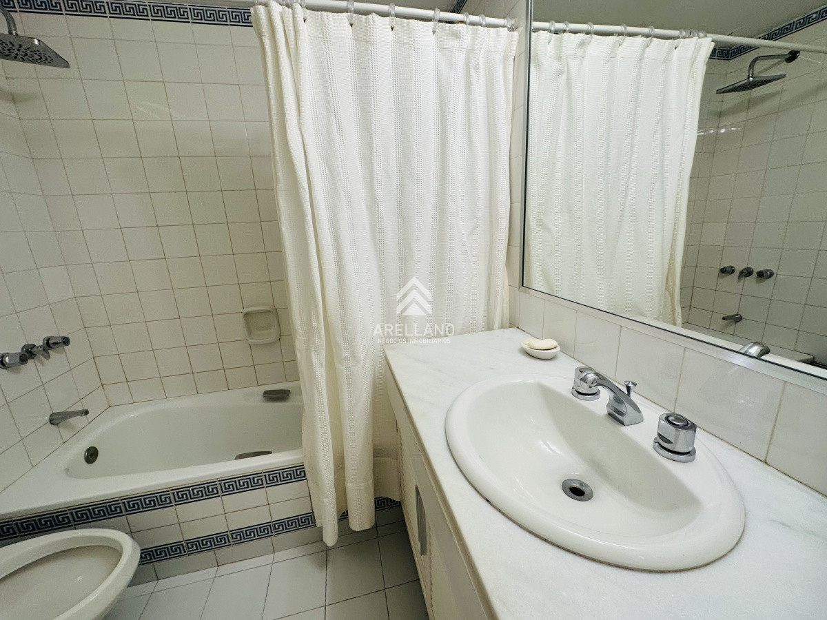 Apartamento ID.5553 - Alquiler y venta de apartamento 3 dorm. mas dep. playa brava