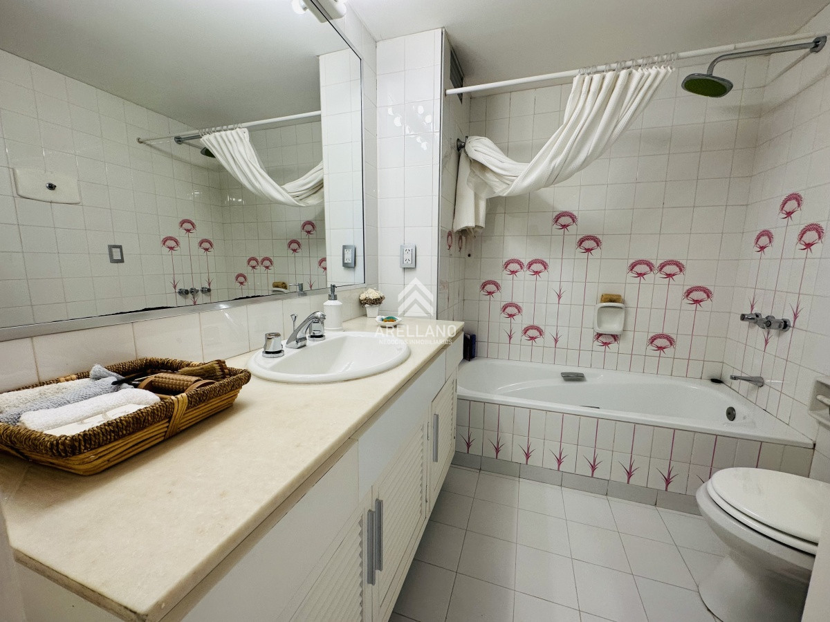 Apartamento ID.5553 - Alquiler y venta de apartamento 3 dorm. mas dep. playa brava