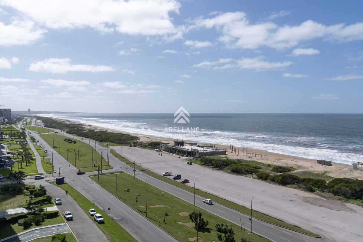Apartamento ID.2775 - Venta de apartamento de 3 dormitorios y dep. de servicio en Punta del Este